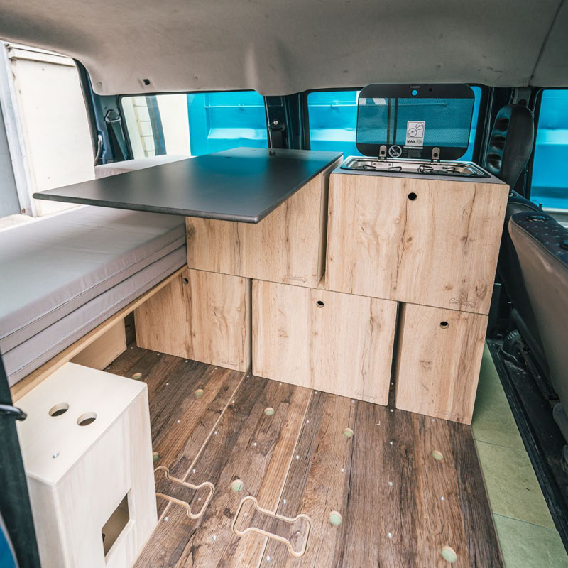 Omgebouwde van met tafel en keuken voor maaltijden