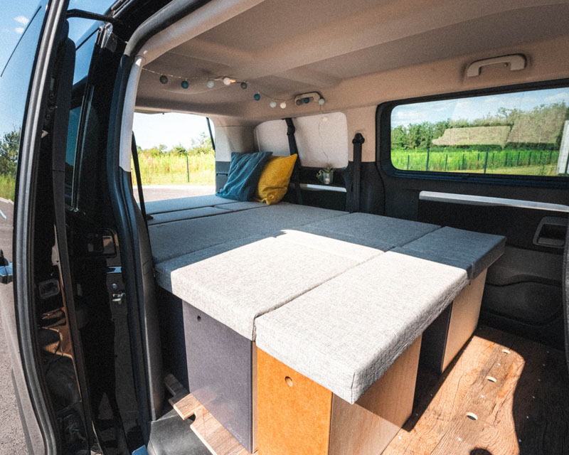 Peugeot Expert 2 omgebouwd met een ruime slaapruimte voor twee personen