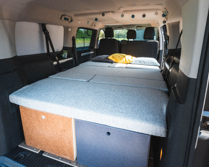 Ruime slaapruimte in een omgebouwde Peugeot Expert 2