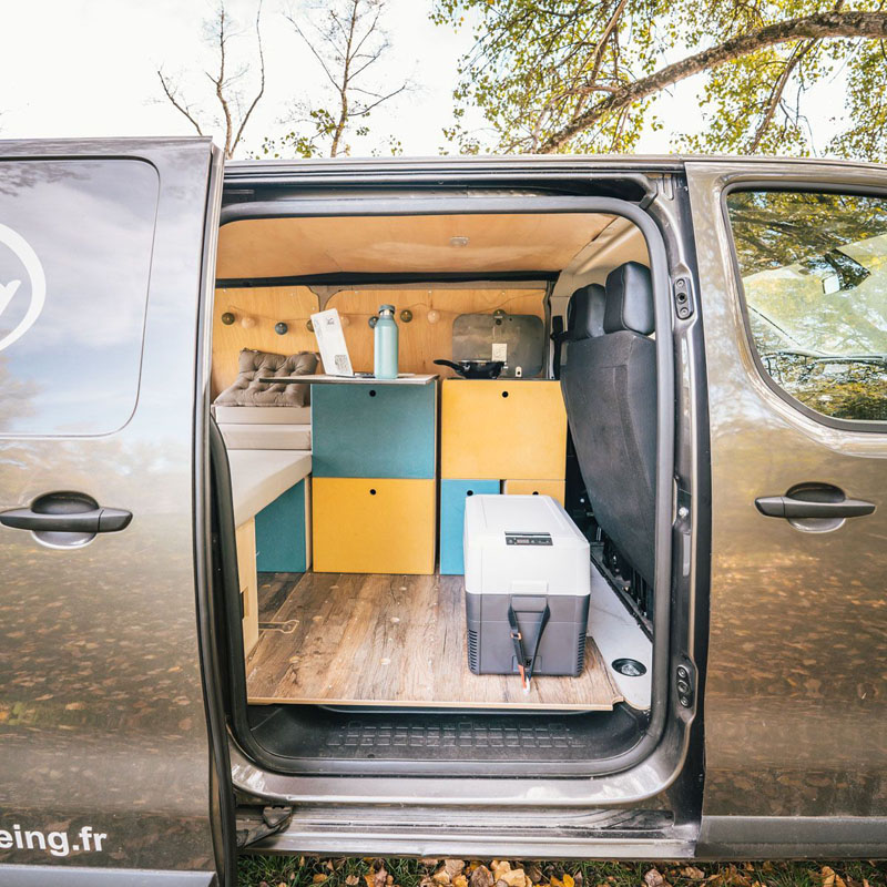 Koelbox die als zitplaats kan dienen in deze omgebouwde Peugeot van