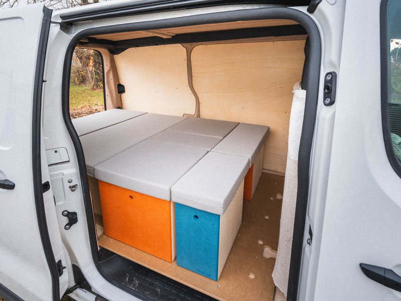 Ruime slaapruimte in een omgebouwde Peugeot Expert