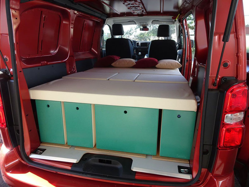 Interieur van een omgebouwde Peugeot Expert met een bed