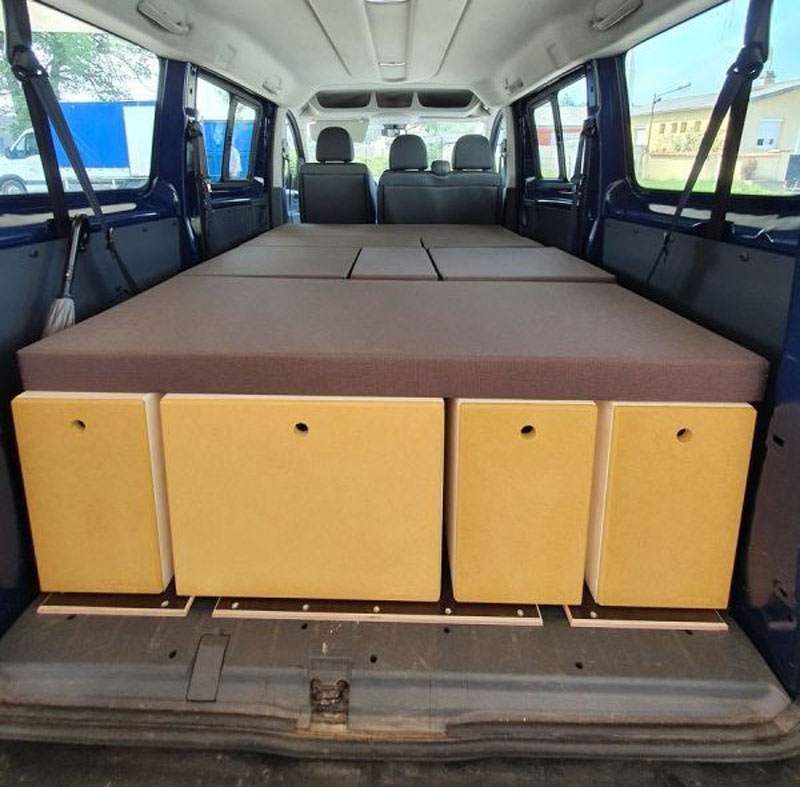 Comfortabel bed in een omgebouwde Peugeot Expert van