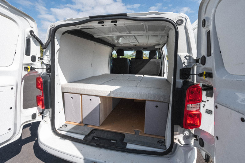 Interieur van een Peugeot Expert omgebouwd met een bed ge&iuml;nstalleerd