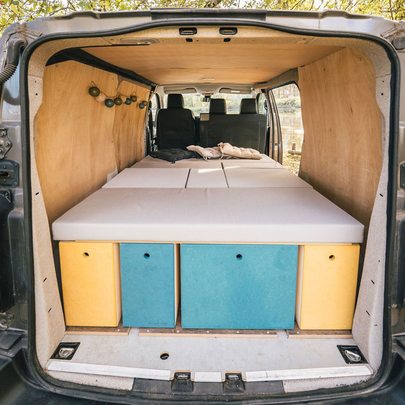 Peugeot Expert omgebouwd nachtmodus met matras