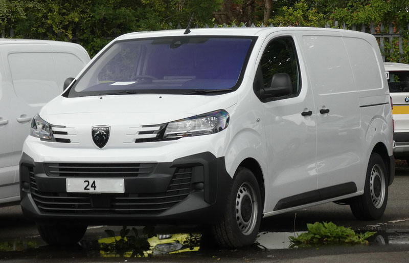 Derde fase van een Peugeot Expert 3 bestelwagen, met nieuw logo
